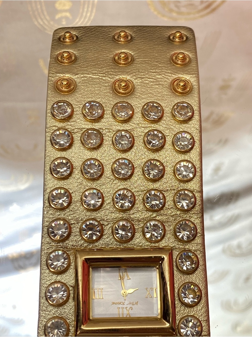 Betsey Johnson Gold Crystal-Studded Bracelet Watch vintage - Picture 4 of 10